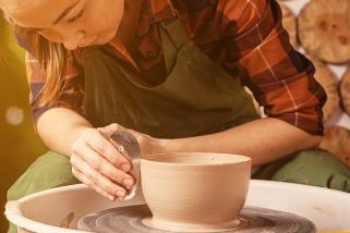 做陶器的学生